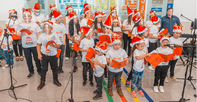 Coro de niños fisurados del HRA en presentación navideña